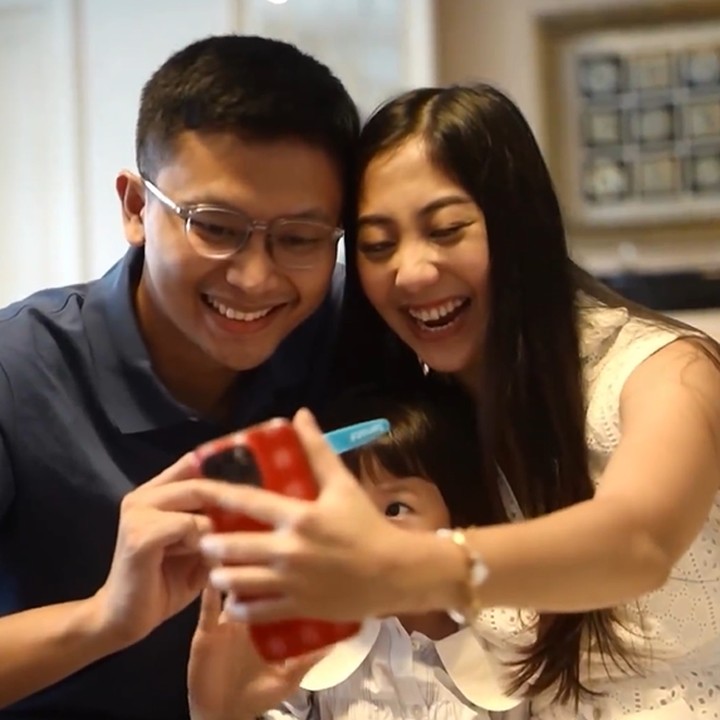 <p>Tak lama setelah itu, Winona dan suaminya langsung melakukan panggilan <em>video call</em> untuk membagikan kabar tersebut kepada anggota keluarga. Sang kakak, Nikita Willy ikut terkejut dan berbahagia mendengar kabar kehamilan adiknya. (Foto: Instagram @nonawilly16)</p>