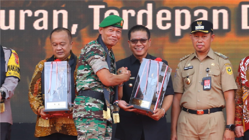 Bupati Bandung, Dadang Supriatna, mendapatkan penghargaan Pangdam III/Siliwangi Awards pada peringatan HUT ke-78 Kodam III/Siliwangi 2024