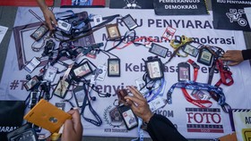Jurnalis, Mahasiswa hingga Aktivis di Surabaya Tolak RUU Penyiaran