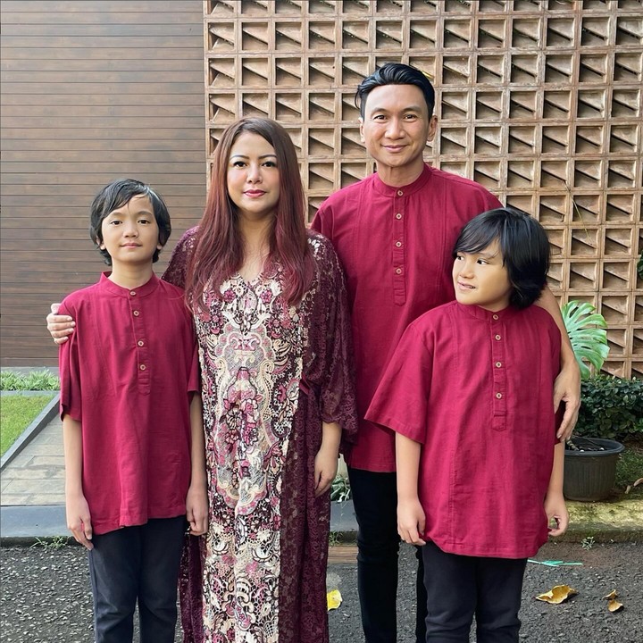 <p>Penyanyi Anji dan mantan istrinya, Wina Natalia memutuskan bercerai pada Mei 2024. Setelah berpisah, keduanya tetap menjalin hubungan baik sebagai orang tua dari kedua anak mereka. Tak hanya itu, Wina juga memberikan akses ke Anji untuk ke rumah yang ditempatinya dan anak-anak. Dilansir <em>detikcom</em>, hal itu dilakukan Wina untuk menjaga kesehatan mental kedua anaknya yang masih kecil. (Foto: Instagram/@winatalia)</p>