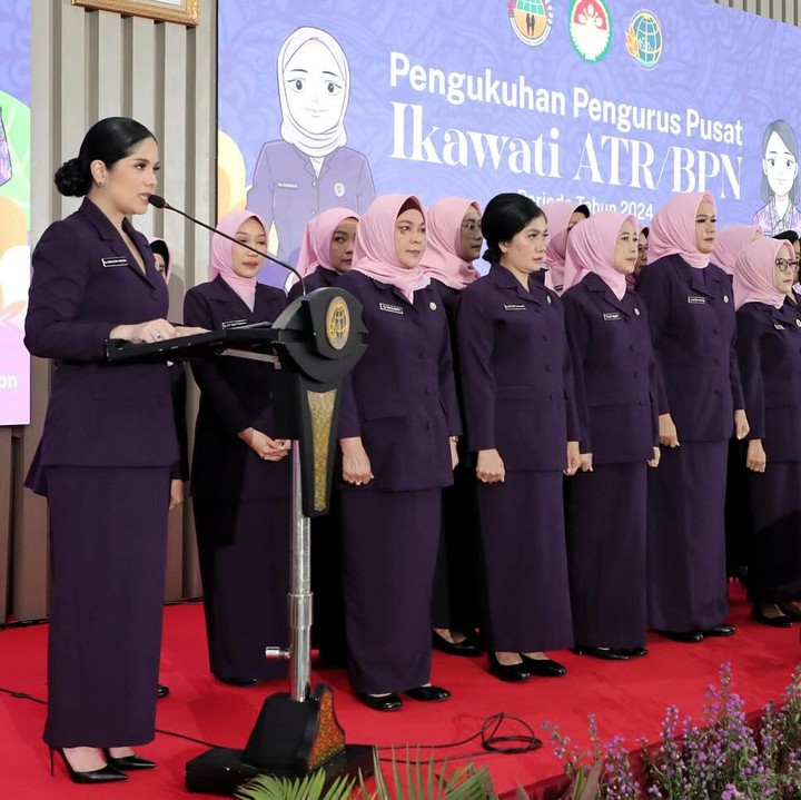 <p>Tak hanya itu, Annisa Pohan juga kerap menjadi pembicara penting di berbagai acara dinas. Belum lama ini, ia mengisi acara Peringatan Hari Ulang Tahun (HUT) Ke-10 IKAWATI ATR/BPN Tahun 2024. Foto: Instagram @annisayudhoyono)</p>