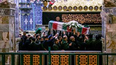 FOTO: Ribuan Warga Sambut Kedatangan Jenazah Presiden Iran Raisi
