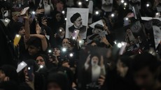 Momen Warga Iran Iringi Jenazah Presiden Raisi Pakai Ritual Pukul Dada