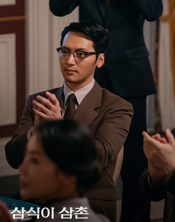 Dalam drama thriller tersebut, ia berperan sebagai Kim San, pria lulusan akademi militer Korea yang melanjutkan pendidikannya ke Amerika Serikat untuk belajar ilmu ekonomi./Foto: instagram.com/disneypluskr
