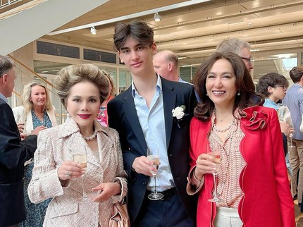 7 Potret Acara Kelulusan Frederik Kiran Cucu Soekarno dari SMA di London, Dihadiri Sang Nenek & Ibunda