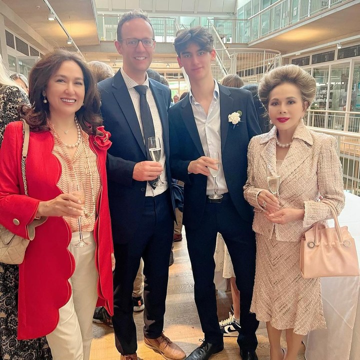 <p>Frederik Kiran Soekarno Seegers diketahui mengenyam pendidikan di Sevenoaks School, salah satu sekolah bergengsi yang berlokasi di Inggris, Bunda. Ia baru saja mengikuti acara wisuda, nih. (Foto: Instagram @dewisukarnoofficial)</p>