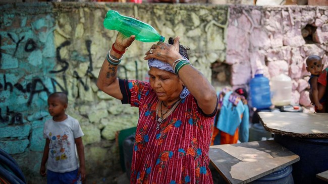 FOTO: Cara Bertahan dari Serangan Gelombang Panas Menyengat Ala India