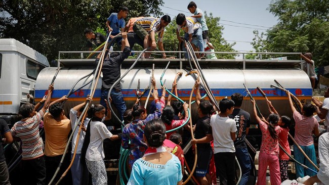 Sekolah-sekolah di sejumlah wilayah India dan Pakistan ditutup imbas gelombang panas yang menerjang dua negara tersebut.