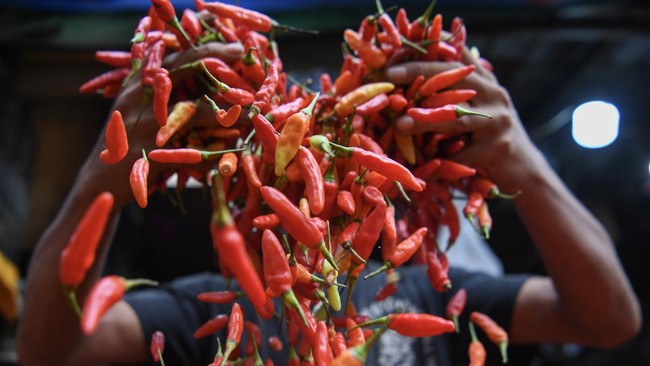 Harga bawang-bawangan mulai turun, tetapi cabai rawit merah, cabai rawit hijau, beras kualitas bawah hingga minyak goreng curah masih tinggi.