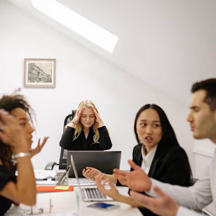 Ilustrasi orang yang suka memotong pembicaraan/foto: pexels.com/Yan Krukau