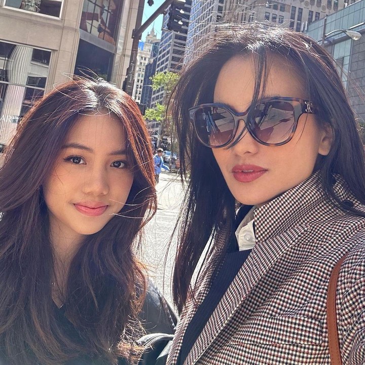 <p>Beberapa waktu lalu, Ririn sempat mengunjungi Jasmine yang sedang merantau. "Thank you Eci sayang, udah samperin kita. Senang sekali," kata Ririn. (Foto: Instagram @ririnekawati)</p>