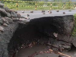 Jembatan di Maluku Tengah Nyaris Ambruk, Pengendara Diminta Hati-hati