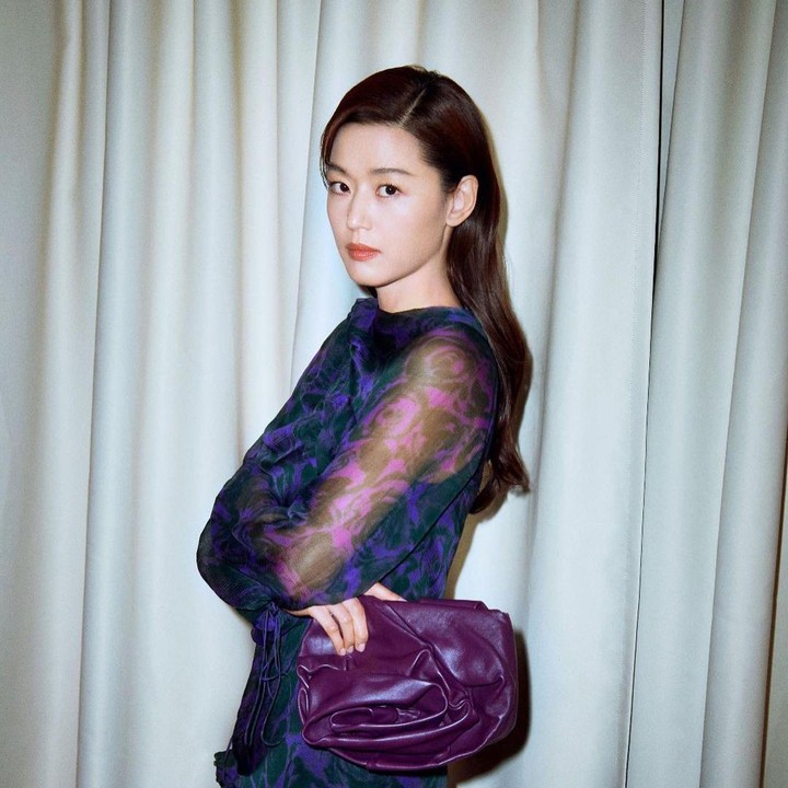 <p>Jun Ji Hyun menikah dengan Choi Joon Hyuk yang merupakan cucu desainer hanbok ternama di Korea. Suaminya pernah bekerja di Bank of America dan kini menjabat posisi CEO di perusahaan keluarganya. (Foto: Instagram @ieumhashtag_official)</p>