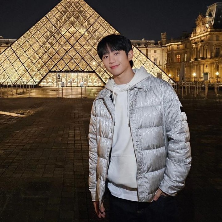 <p>Jung Hae In adalah aktor Korea yang lahir di keluarga kaya, Budan. Kakeknya adalah Jung Yak Yeong, tokoh penting di era Joseon, sedangkan orang tuanya dikabarkan memiliki sebuah rumah sakit di Seoul. (Foto: Instagram @holyhaein)</p>