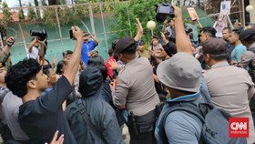 Gabungan Jurnalis Sulsel Demo RUU Penyiaran Sempat Ricuh dengan Pol PP