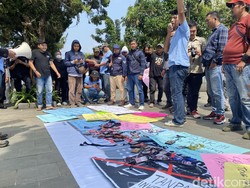 Protes RUU Penyiaran, Jurnalis di Jabar Jalan Mundur-Segel Kantor DPRD