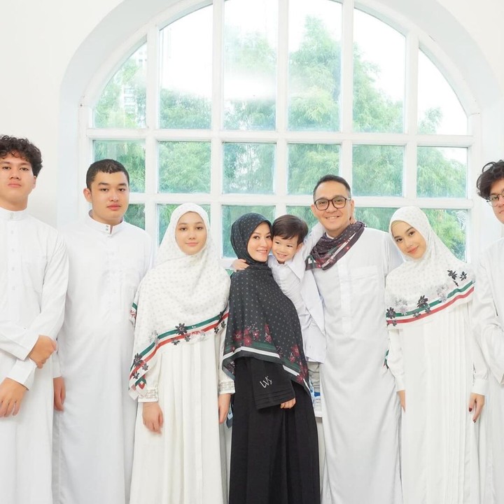 <p>Selama delapan tahun menikah, rumah tangga Lyra dan Fadlan juga jauh dari gosip miring. Melalui akun Instagram pribadi, masing-masing dari mereka kerap memperlihatkan kekompakan bersama anak-anak.(Foto: Instagram @lyravirna)     </p>