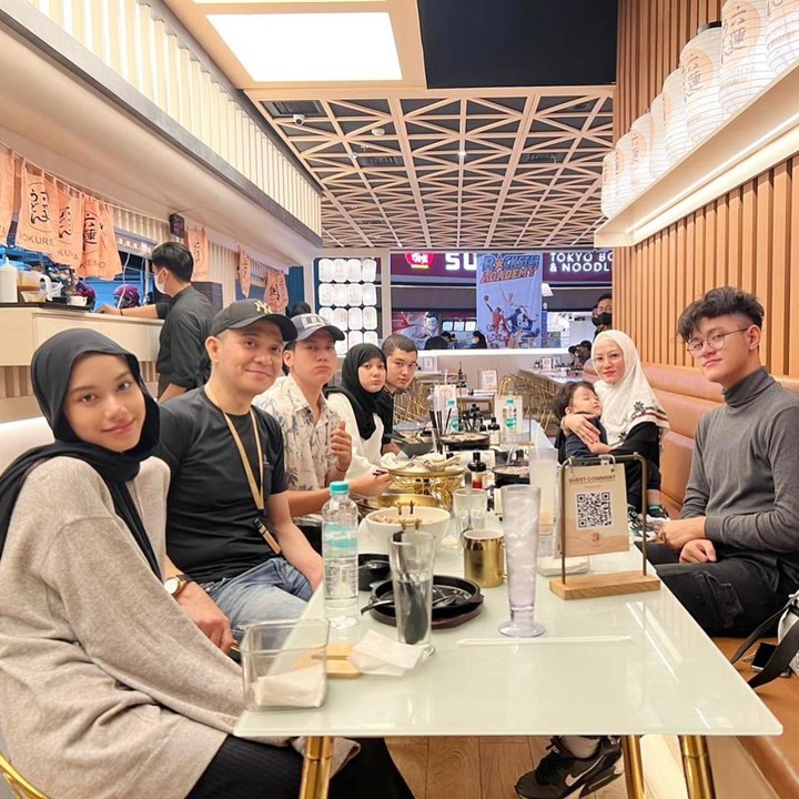 <p>Baik Lyra dan Fadlan, keduanya tidak membeda-bedakan anak kandung dan sambung. Mereka selalu terlihat kompak dan sering menghabiskan momen bersama. (Foto: Instagram @lyravirna)    </p>