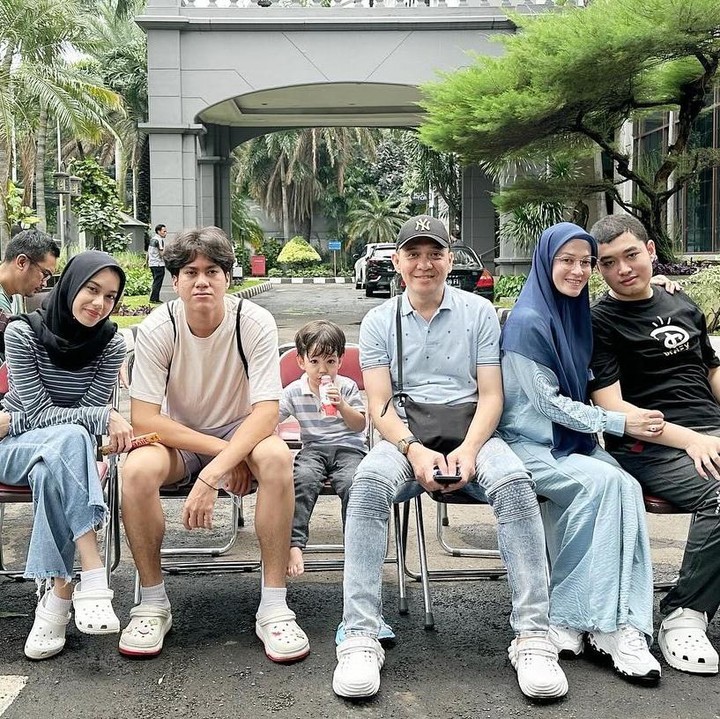 <p>Pernikahan Lyra dan Fadlan dikenal publik sebagai keluarga harmonis. Dari pernikahan pertama, masing-masing memiliki anak yang kini dirawat bersama. (Foto: Instagram @lyravirna)    </p>