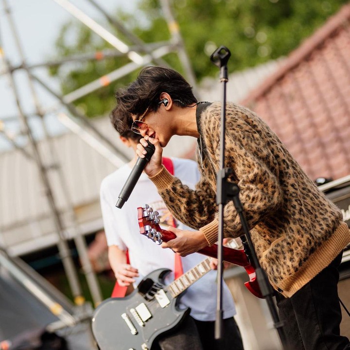 <p>Melihat sepak terjang Kenzy, netizen yang juga merupakan penggemarnya pun memberikan dukungan atas pilihan tersebut. Mereka berharap agar Kenzy bisa menjadi gitaris sekaligus vokalis andal. "Keren kenzyy semoga besok bisa jadi gitaris + Vocal handal zy," ujar @walid****. (Foto: Instagram @kenzy_taulany_)<br /><br /><br /></p>