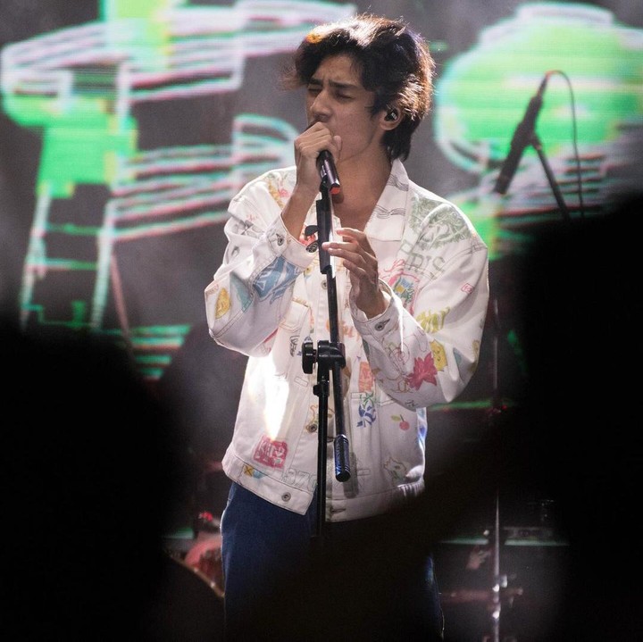 <p>Tampaknya, Kenzy mulai mengikuti jejak sang ayah menjadi seorang penyanyi, nih. Sebagai orang tua, Andre pun terlihat meninggalkan komentar sebagai dukungan di unggahan tersebut. "<em>My Hero</em>," tulisnya melalui akun @andreastaulany. (Foto: Instagram @kenzy_taulany_)<br /><br /><br /></p>