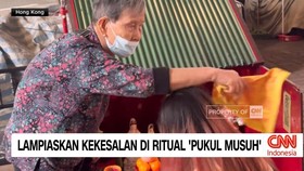 VIDEO: Lampiaskan Kekesalan di Ritual 'Pukul Musuh'