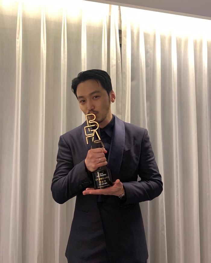 Nama Byun Yo Han semakin dikenal publik saat membintangi drama populer, Misaeng: Incomplete Life (2014). Lewat drama ini juga, ia berhasil membawa penghargaan ‘Best New Actor’ di ajang APAN Star Awards./ Foto: instagram.com/byunyohan_officia