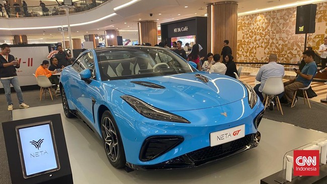 Neta GT dan S dipajang saat pengumuman harga resmi V-II di Jakarta.