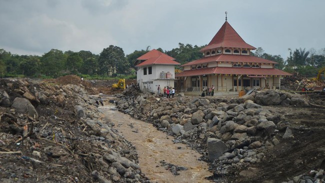 BNPB mencatat korban akibat banjir bandang di Sumbar mencapai 62 orang.