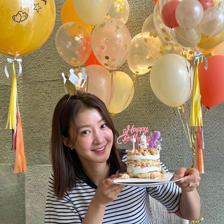 <p>Pada tahun 2017, Lee Si Young menikah dengan Cho Seung Hyun, seorang pengusaha kaya raya yang memiliki franchise restoran. Bahkan, Cho membuka toko salad untuk istrinya sendiri, lho Bun. (Foto: Instagram @leesiyoung38)</p>