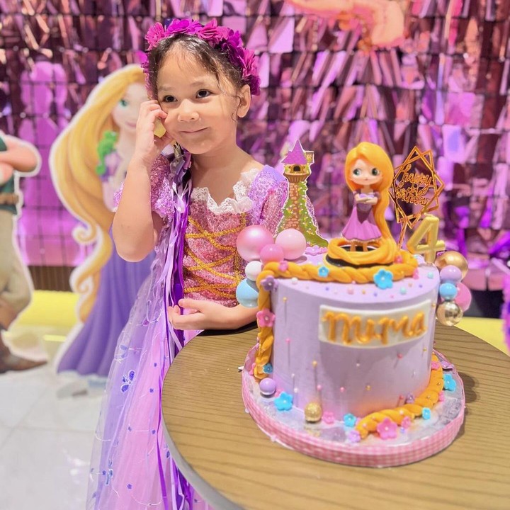 <p>"<em>Happy birthday</em> Numa kesayangan Nina yang salihah, cantik, pintar, sehat selalu, rezeki melimpah," ungkap seorang netizen. "Yeayyyy <em>happy birthday</em> Numa, tumbuh jadi putri salihah, sehat, cerdas, dan selalu sayang Bunda Yanda," papar yang lainnya. (Foto: Instagram: @monaratuliu)</p>