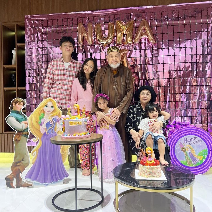 <p>"Ultah dadakan Numa berhasillll! Enggak berani plan jauh-jauh hari takut Bunda Yanda musti syuting. Alhasil dadakan bikin <em>party-party</em>-an di rumah. <em>Alhamdulillah</em> rapunzel <em>happy</em>. <em>Pibesdey</em> Uma," tulis Mona seraya mengunggah momen perayaan ulang tahun Numa. (Foto: Instagram: @monaratuliu)</p>