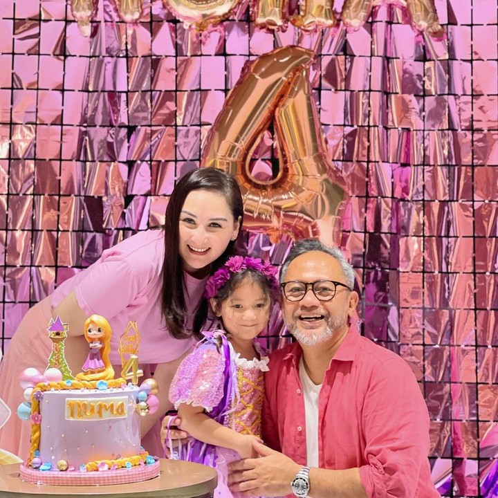 <p>Di tahun ini, Numa genap berusia empat tahun, Bunda. Mona Ratuliu dan Indra pun secara mendadak membuat pesta ulang tahun untuk sang putri. (Foto: Instagram: @monaratuliu)</p>