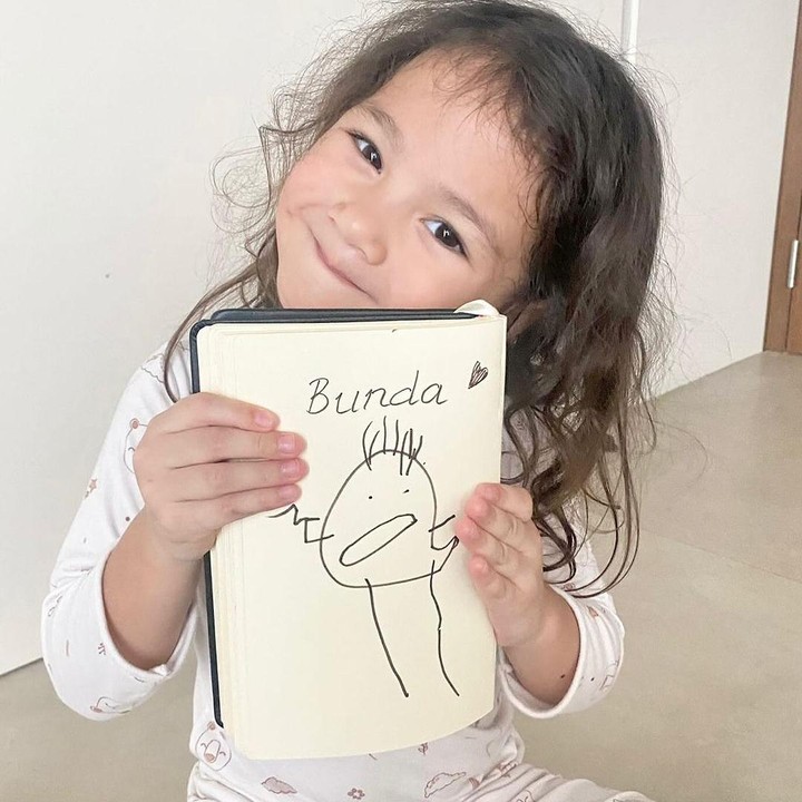 <p>Salah satu sosok yang selalu menarik perhatian netizen adalah si bungsu bernama Numa Kamala Srikandi. Mona sendiri melahirkan Numa di usia 38 tahun pada 20 Mei 2020. (Foto: Instagram: @monaratuliu)</p>