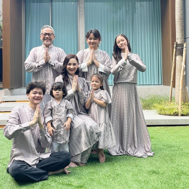 <p>Mona Ratuliu menikah dengan Indra Brasco pada tahun 2002. Dari pernikahan ini, keduanya pun dikaruniai empat anak yang cantik dan tampan. (Foto: Instagram: @monaratuliu)</p>