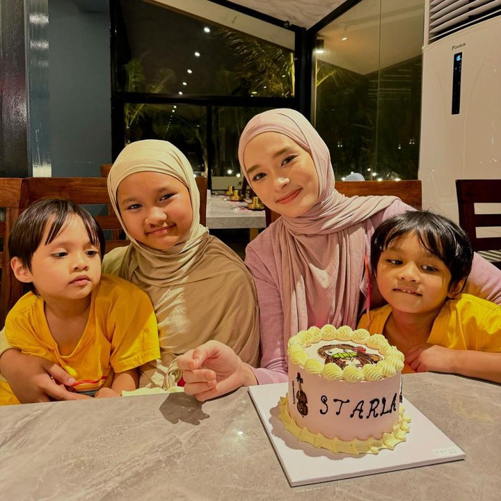 <p>Setelah menikah dengan penyanyi Virgoun, Inara Rusli dikaruniai tiga orang anak, Bunda. Salah satu yang kerap menarik perhatian netizen adalah Starla Rhea Idola Virgoun. (Foto: Instagram: @mommy_starla)</p>