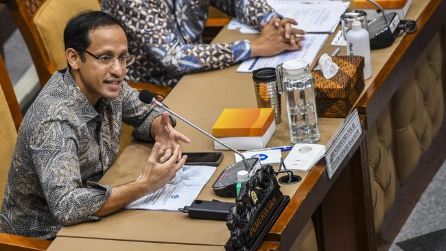 Polemik UKT Mahal: Jokowi Minta Penjelasan Nadiem Makarim di Istana