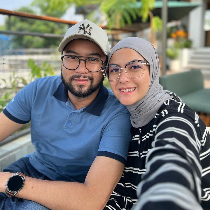 <p>Dalam unggahan tersebut, Reva dan sang suami terlihat menghabiskan waktu di sebuah restoran untuk kulineran, Bunda. "Kulineran dulu sebelum besok syuting," tulisnya sebagai caption.(Foto: Instagram @vatemat)<br /><br /><br /></p>