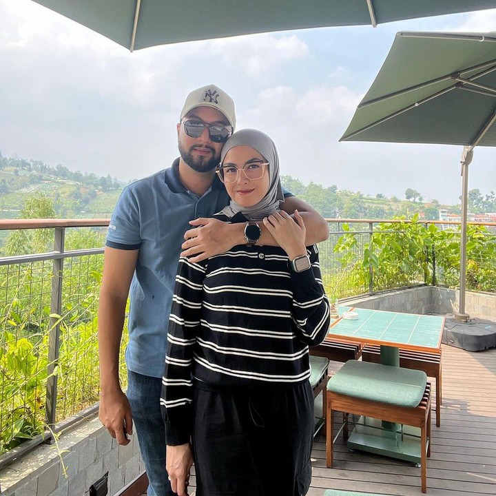 <p>Reva menikah dengan sang suami, Rendy Aditya Gunawan sejak 2015. Sempat vakum dari dunia hiburan, kini Reva kembali muncul ke layar kaca dan berakting di beragam judul sinetron. (Foto: Instagram @vatemat)<br /><br /><br /></p>