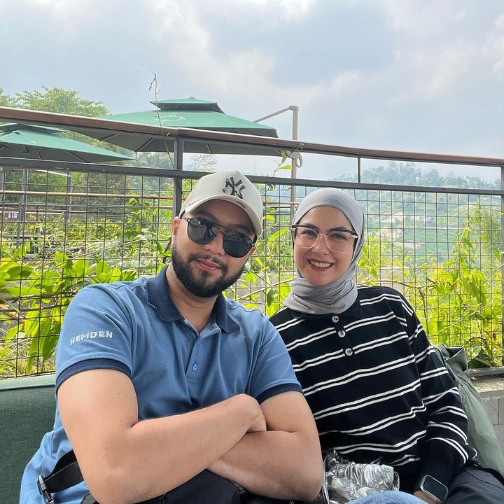 <p>Tak hanya itu, Reva juga menuliskan ucapan terima kasih pada sang suami. Ia bersyukur karena sudah ditemani dan baru kali kembali menikmati waktu berduaan setelah sekian lama. "Thank you udah nemenin Bap, baru ini pergi berdua doang tanpa anak2 setelah sekian lama. Perlu banget sih sesekali pergi berduaan gini," tuturnya. (Foto: Instagram @vatemat)<br /><br /><br /></p>