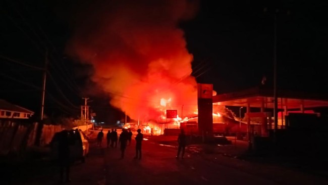 KKB Serang Kampung di Puncak Papua, 3 Orang Tewas-11 Rumah Dibakar KKB pimpinan Kalenak Murib menyerang warga sipil di Kampung Lambera, Papua, menewaskan 3 orang dan melukai 4 lainnya.