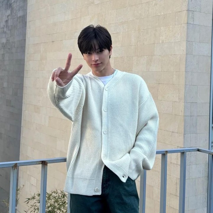 <p>Siapa yang tidak kenal Yook Sung Jae BTOB, penyanyi sekaligus aktor yang punya kepribadian lucu. Diketahui bahwa ayah Sung Jae adalah CEO sebuah perusahaan semikonduktor besar di Korea, Bunda. (Foto: Instagram @yook_can_do_it)</p>