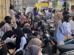 Viral Warung Seblak Dilamar Ratusan Pencari Kerja, Segini Gajinya