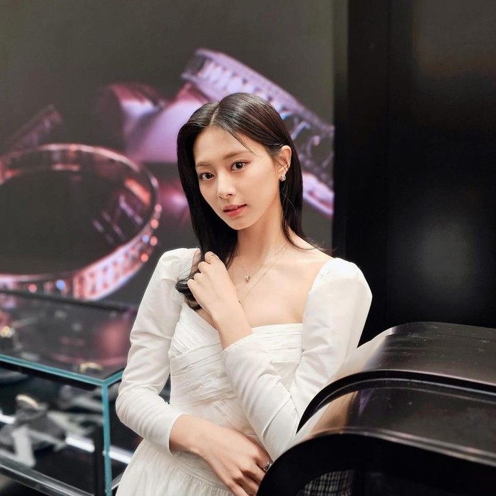 <p>Terakhir ada Tzuyu TWICE yang orang tuanya merupakan pengusaha yang mengelola bisnis ritel di Taiwan. Dikabarkan juga bahwa sang ibunda menjalankan kafe dan klinik. (Foto: Instagram @thinkaboutzu)</p>