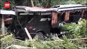 VIDEO: Diduga Rem Blong, Bus Rombongan Study Tour Masuk Jurang