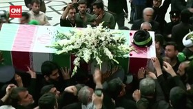 VIDEO: Rakyat Iran Saksikan Upacara Pemakaman Presiden Raisi