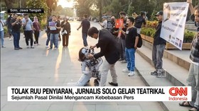 VIDEO:  Tolak RUU Penyiaran, Jurnalis Solo Gelar Teatrikal