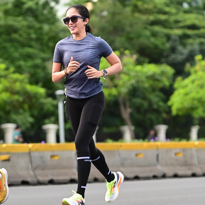 <p>Salah satu olahraga yang paling sering ia lakukan adalah lari maraton. Di usia 42 tahun, Ussy Sulistiawaty masih bersemangat untuk lari sejauh puluhan kilometer. (Foto: Instagram @ussypratama)</p>