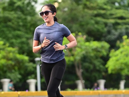 7 Potret Ussy Sulistiawaty Berolahraga, Lari Maraton hingga Main Golf