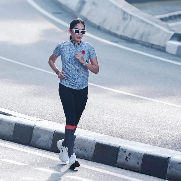 <p>Tak main-main, Ussy Sulistiawaty sudah sering mengikuti berbagai turnamen maraton hingga ke luar negeri. Belum lama ini, ia berlari di tengah cuaca dingin London. "Ucrit.. <em>Here you are..</em> Dari target waktu <em>finish</em> di 5 jam 17 menit, kamu bisa kelarin 42.85 KM di 4 jam 43 menit. Maju sekitar 33 menit dari yang ditargetin. Keajaiban alam semesta, terharu bangga jadi satu gak ngerti lagi rasanya," ungkap Ussy. (Foto: Instagram @ussypratama)</p>